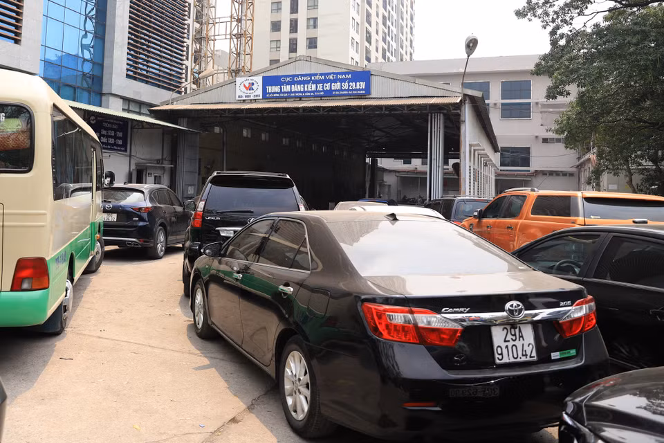 Tại Hà Nội có 18/31 đơn vị đăng kiểm với 34 dây chuyền kiểm định bị tạm dừng hoạt động; nhiều địa phương cũng đang bị tạm dừng hoạt động trung tâm đăng kiểm khiến tình trạng ùn tắc đăng kiểm tái diễn từ ngày 27/2 đến nay và hiện đang ngày một nghiêm trọng hơn. (Ảnh: Hoài Nam/Vietnam+)