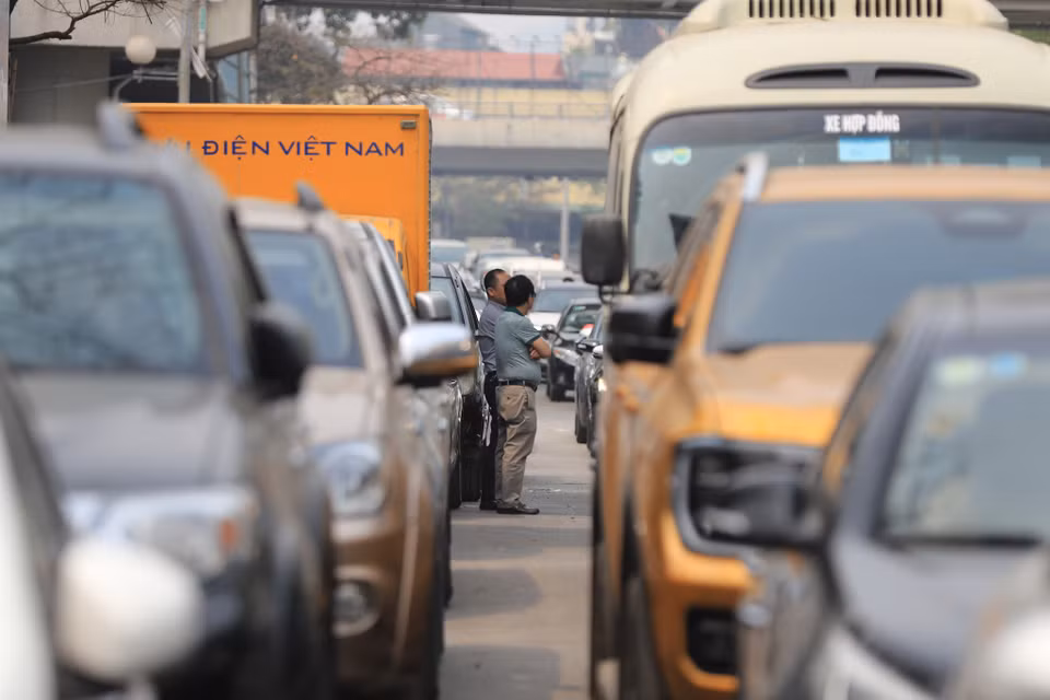 Tại Trung tâm đăng kiểm xe cơ giới số 29.03V (quận Đống Đa), hàng loạt ôtô xếp thành 2 hàng dài để chờ vào làm thủ tục kiểm định. (Ảnh: Hoài Nam/Vietnam+)