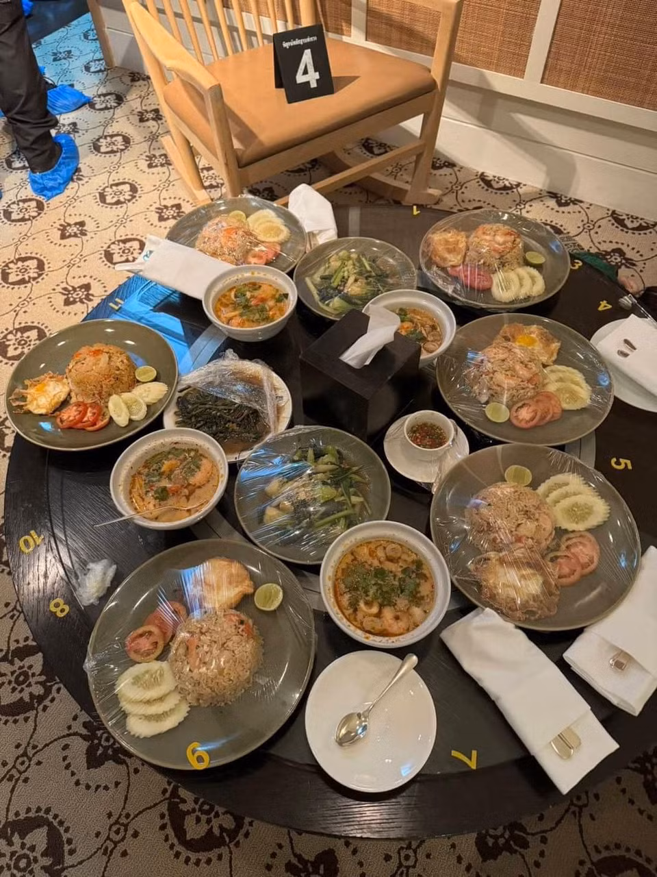 Đồ ăn của các nạn nhân được niêm phong để tiến hành xét nghiệm