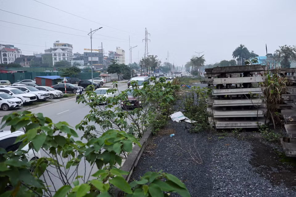 Khu vực phía trên cầu vượt đang thi công dang dở cây cối đã mọc um tùm. (Ảnh: PV/Vietnam+)