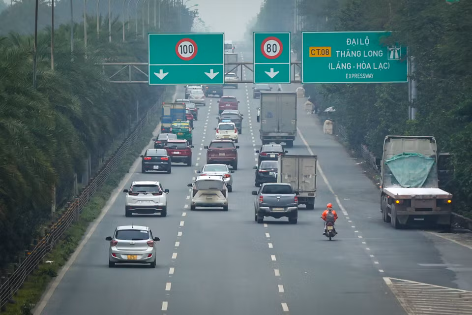 Đoạn từ đường Trần Duy Hưng vào đường hầm tránh nút giao Trần Duy Hưng-Đại lộ Thăng Long với Phạm Hùng-Nguyễn Xiển, theo quy định người điều khiển xe máy phải rẽ phải để đi vào đường gom Đại lộ Thăng Long, sau đó ra lối tiếp giáp làng Mễ Trì, quận Nam Từ Liêm (Hà Nội) để đi tiếp thì nhiều phương tiện đã đi thẳng vào làn ôtô nên đã vi phạm giao thông. (Ảnh: Hoài Nam/Vietnam+)