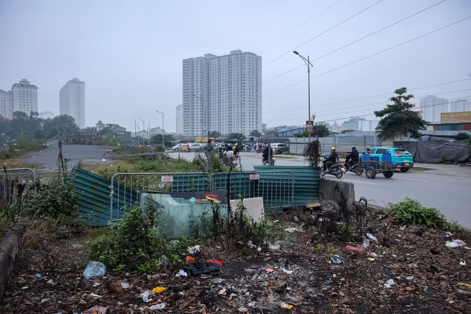 Dự án vẫn chưa thể hoàn thiện sau nhiều năm, khu vực xung quanh dự án cầu vượt nhếch nhác gây mất mỹ quan đô thị. (Ảnh: PV/Vietnam+)