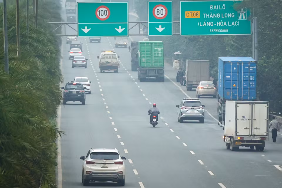 Đại lộ Thăng Long là đường cao tốc được đưa vào sử dụng đã lâu và cấm hoàn toàn xe máy, xe thô sơ hoạt động. Tại nhiều điểm và các lối rẽ vào cao tốc, lực lượng chức năng đều đã cắm biển báo cấm xe máy. (Ảnh: Hoài Nam/Vietnam+)