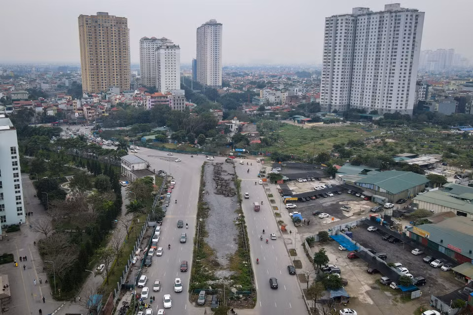 Tuy đã thông xe được gần 4 năm nhưng hạng mục cầu vượt từ đường Phạm Tu sang đường Phúc La, giao với đường 70 vẫn còn dang dở, đình trệ nhiều năm, công trường bụi bặm, ngổn ngang vật liệu, các hạng mục xuống cấp theo thời gian. (Ảnh: PV/Vietnam+)