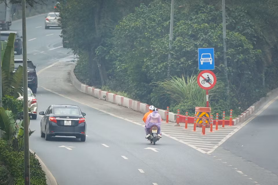 Tuy nhiên, vẫn có không ít xe máy cố tình đi vào làn dành cho ôtô, tiềm ẩn nguy cơ tai nạn rất cao. (Ảnh: Hoài Nam/Vietnam+)