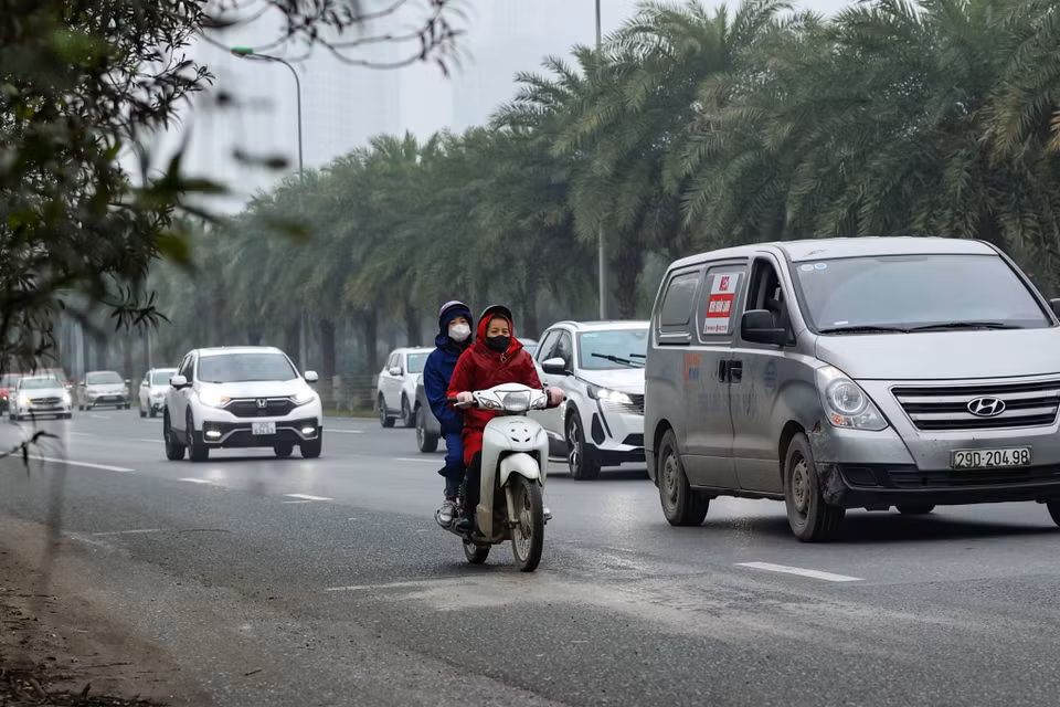Theo các lực lượng chức năng, người điều khiển xe máy cần nâng cao ý thức chấp hành các biển báo để tránh gây nguy hiểm cho chính bản thân và người tham gia giao thông khác. (Ảnh: Hoài Nam/Vietnam+)