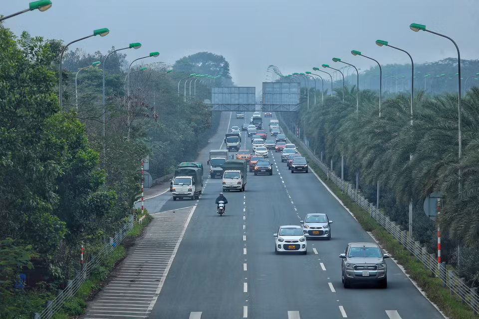 Mặc dù trên tuyến đường này đã từng xảy ra tai nạn khi xe máy đi vào cao tốc và va chạm với xe ôtô nhưng nhiều người vẫn coi nhẹ tính mạng bản thân. (Ảnh: Hoài Nam/Vietnam+)