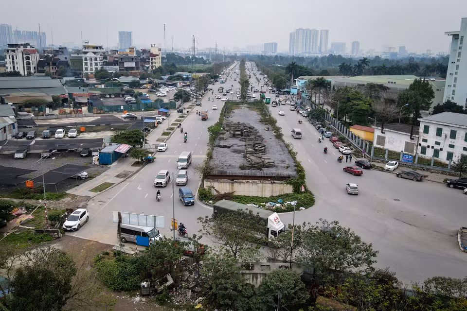 Nguyên nhân dẫn đến tình trạng trên được biết do vướng mắc giải phóng mặt bằng, vẫn còn 2/3 trên tổng số 98 hộ dân chưa di dời ra khỏi khu vực thi công dự án. (Ảnh: PV/Vietnam+)
