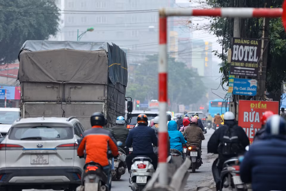 Hằng ngày các phương tiện 'chen chân' nhau để hướng về phía đường Phúc La. (Ảnh: PV/Vietnam+)