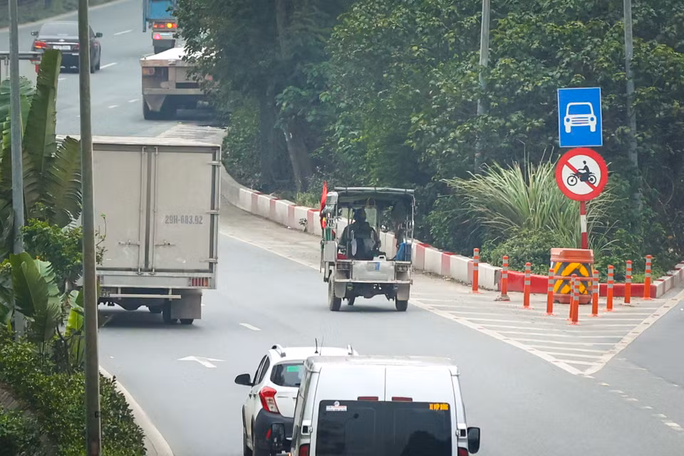 Những năm qua, Phòng Cảnh sát Giao thông Công an Thành phố Hà Nội đã mở nhiều đợt cao điểm xử lý tình trạng xe máy đi vào Đại lộ Thăng Long Tuy nhiên, cứ sau mỗi đợt ra quân thì tình trạng vi phạm lại tái diễn mà chưa có giải pháp xử lý triệt để. (Ảnh: Hoài Nam/Vietnam+)