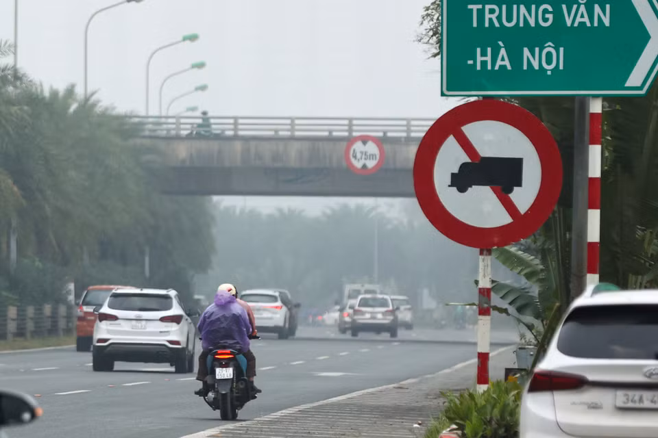 Đại lộ Thăng Long là một trong những tuyến đường huyết mạch kết nối các quận, huyện phía Tây-Tây Nam với trung tâm thành phố Hà Nội. Theo quy định, xe máy không được lưu thông trên làn đường chính mà chỉ được di chuyển ở tuyến đường gom, bên cạnh, thiết kế riêng biệt. (Ảnh: Hoài Nam/Vietnam+)