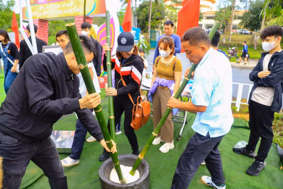 Tại Lễ hội Đền Hùng còn có những không gian cho du khách thập phương trải nghiệm làm bánh dày cùng các hoạt động văn hóa khác. (Ảnh: Hoài Nam/Vietnam+)