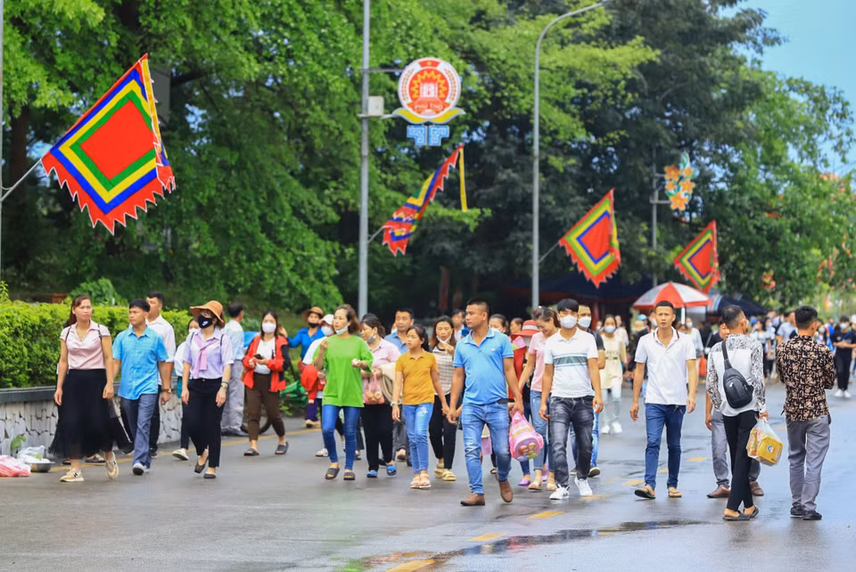 Dòng người từ khắp nơi đổ về Đền Hùng dâng hương. (Ảnh: Hoài Nam/Vietnam+)