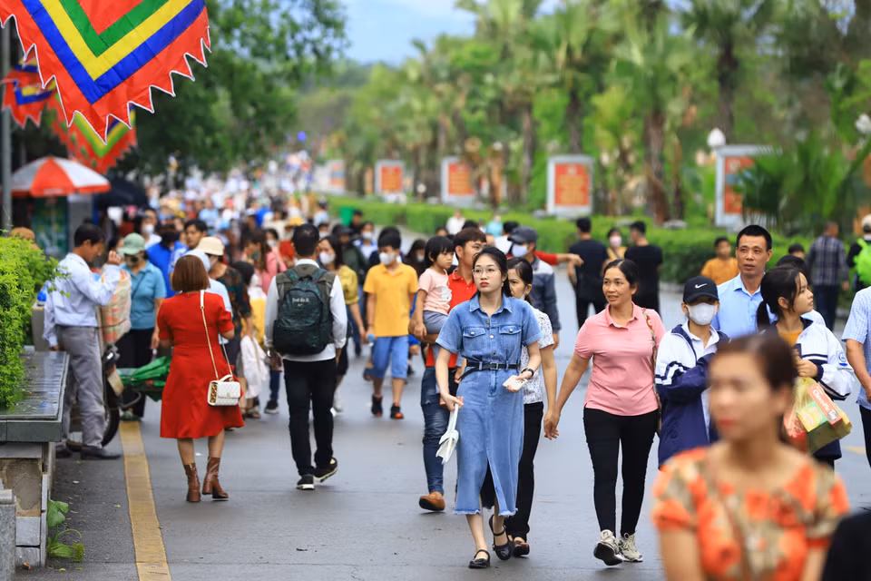 Năm nay, Giỗ Tổ rơi vào cuối tuần, lại trùng lịch nghỉ lễ 30/4 -1/5 nên nhiều người dân, du khách từ khắp nơi đổ về đây lễ bái từ sớm. Một du khách đến từ Nam Định chia sẻ đã di chuyển từ 3 giờ sáng để kịp lên dâng hương Vua Hùng. (Ảnh: Hoài Nam/Vietnam+)
