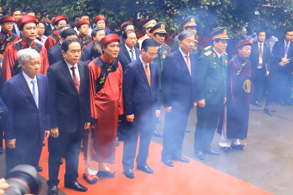 Chủ tịch nước Võ Văn Thưởng, cùng các vị lãnh đạo Đảng, Nhà nước, tỉnh Phú Thọ… đã thành kính dâng hương, hoa, lễ vật tưởng nhớ, tri ân công đức của các Vua Hùng đã có công dựng nước, cầu cho xã tắc thịnh vượng, quốc thái dân an, bách gia trăm họ vạn đại trường tồn, đất nước ngày càng vững mạnh, hùng cường. (Ảnh: Hoài Nam/Vietnam+)