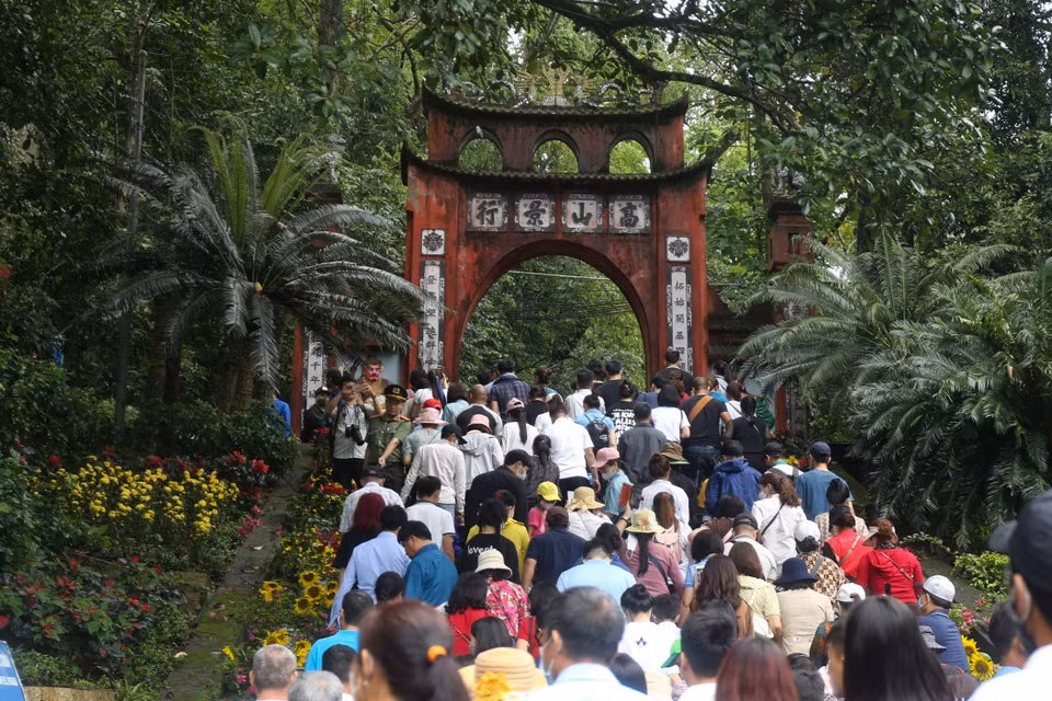 Sau khi Chủ tịch nước Võ Văn Thưởng cùng các lãnh đạo cấp cao của Đảng và Nhà nước làm lễ, hàng rào chắn được mở ra để chào đón người dân, du khách lên núi Nghĩa Lĩnh dâng hương, bái Tổ Hùng Vương. (Ảnh: Hoài Nam/Vietnam+)