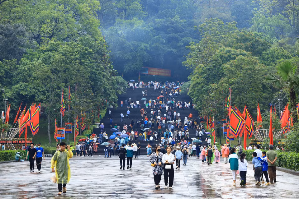Người dân với tấm lòng thành kính dâng hương tưởng nhớ, tri ân công đức các Vua Hùng, các bậc tiền nhân đã khơi mạch nguồn dân tộc, lập nên Nhà nước Văn Lang, đặt nền móng cho sự phát triển trường tồn của quốc gia, dân tộc. (Ảnh: Hoài Nam/Vietnam+)