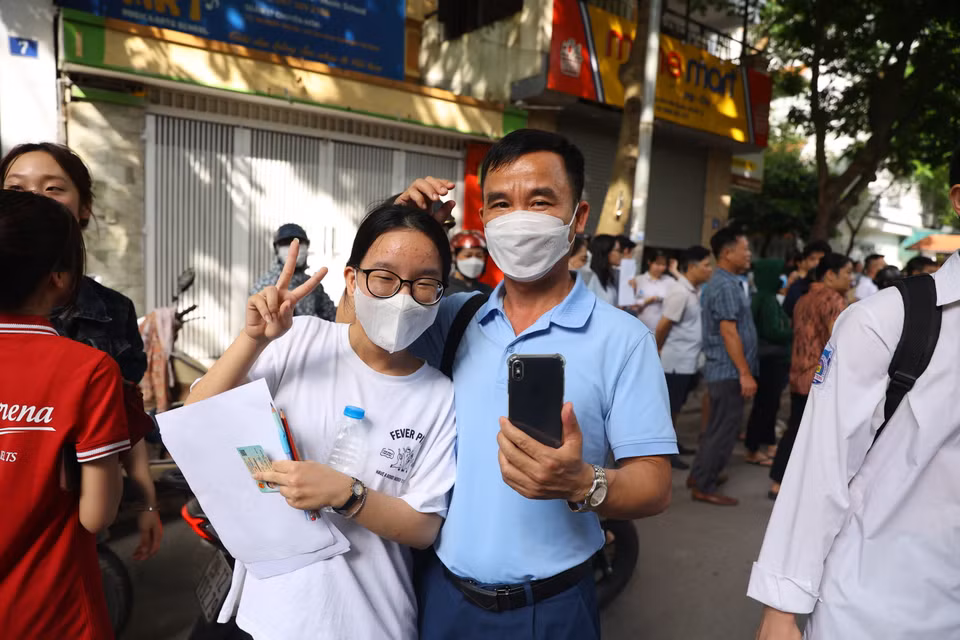 Sau khi hoàn thành kỳ thi với sự tự tin về kết quả cao, nhiều phụ huynh cho biết đã có kế hoạch ‘xả hơi’ cho các con. (Ảnh: PV/Vietnam+)