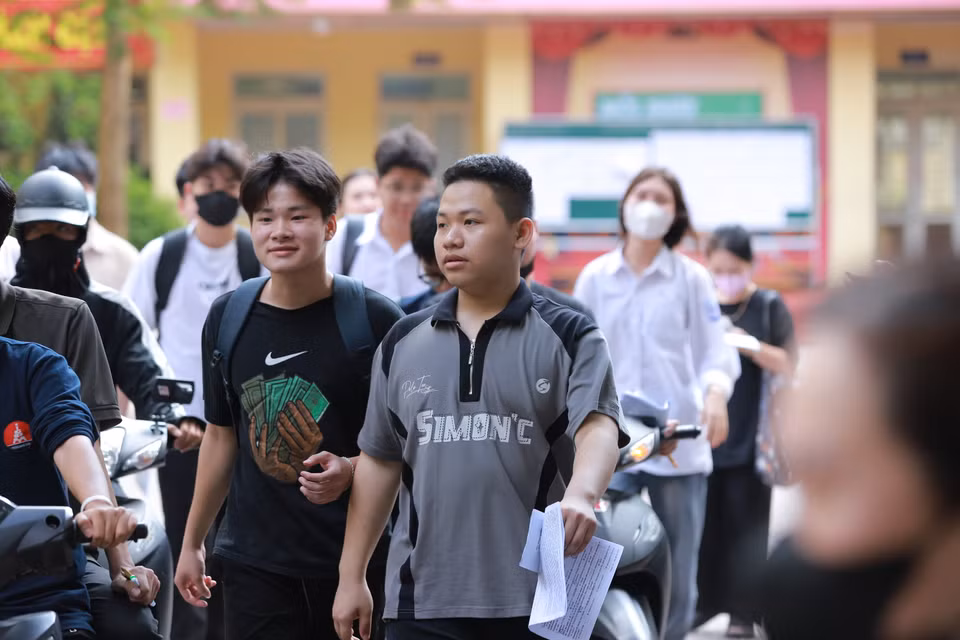 Tại điểm thi Trường Trung học cơ sở Văn Quán (Hà Đông, Hà Nội), các thí sinh kết thúc buổi thi cuối cùng với tâm trạng phấn khởi. (Ảnh: PV/Vietnam+)