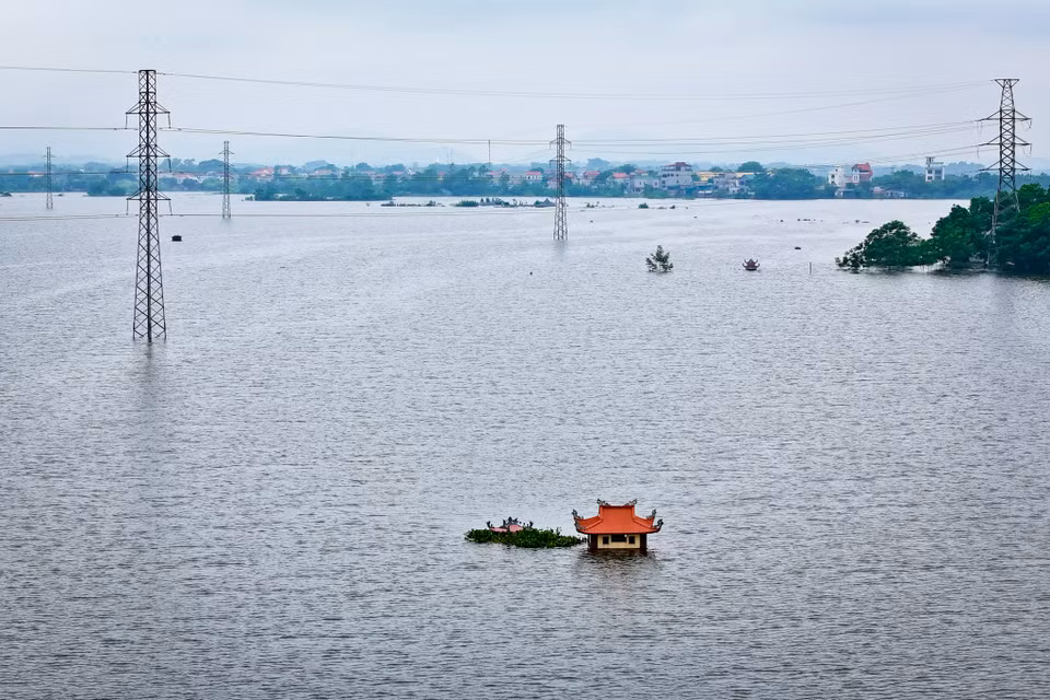 Nhiều khu vực vẫn mênh mông trong biển nước. (Ảnh: Hoài Nam/Vietnam+)