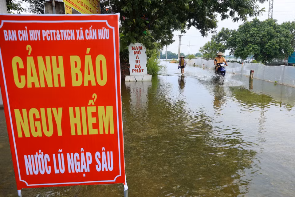 Do ảnh hưởng của mưa bão những ngày qua, tuy nước đã rút một phần nhưng trong xóm vẫn có khu vực bị ngập sâu trong nước. (Ảnh: Hoài Nam/Vietnam+)