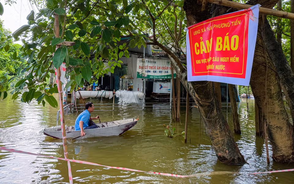 Ông Phùng Xuân Lực, trưởng thôn Nhân Lý cho biết toàn xã có khoảng 300/320 hộ dân bị ngập nước. Để bảo đảm an toàn, nhiều người đã sơ tán đến các điểm cao hơn để ở tạm. (Ảnh: Hoài Nam/Vietnam+)