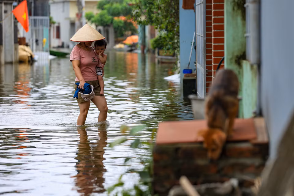 Một số địa điểm nước đã rút tuy nhiên việc di chuyển và sinh hoạt của người dân vẫn gặp khó khăn. (Ảnh: Hoài Nam/Vietnam+)