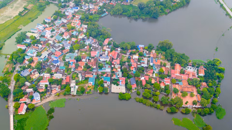 Từ gần 1 tuần ngay, cuộc sống của người dân tại một số điểm thuộc huyện Quốc Oai và Chương Mỹ (Hà Nội) gặp nhiều khó khăn khi di chuyển vì nước lũ ngập sâu. (Ảnh: Hoài Nam/Vietnam+)