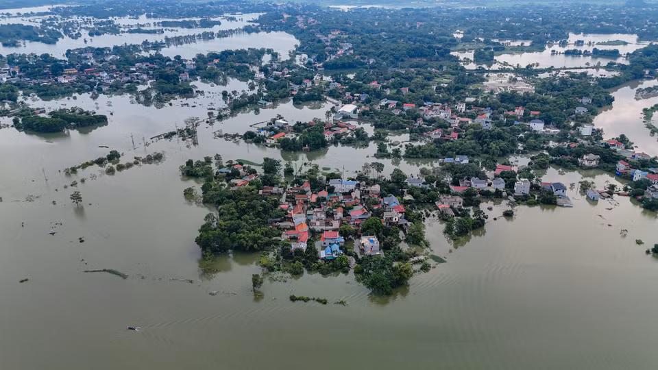 Tương tự Cấn Hữu, nhiều ngày nay, xã Nam Phương Tiến ( Chương Mỹ, Hà Nội) cũng đang rơi vào cảnh ngập sâu do nước tràn qua đê sông Bùi khiến nhiều nhà dân bên trong đê ngập sâu. (Ảnh: Hoài Nam/Vietnam+)