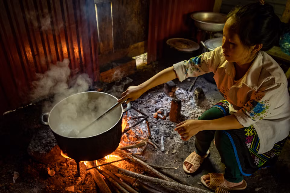Chị Dé cùng những cô chú nuôi nấu ăn tại 5 điểm trường là những người thầm lặng đóng góp cho thành công của dự án. Tổng số bữa ăn dinh dưỡng được bảo trợ cho Cao Bằng và Sơn La đến hết năm học 2023-2024 đạt hơn 97.000 bữa và tổng số tiền đóng góp từ các nhà bảo trợ lên đến hơn 674 triệu đồng. (Ảnh: PV/Vietnam+)