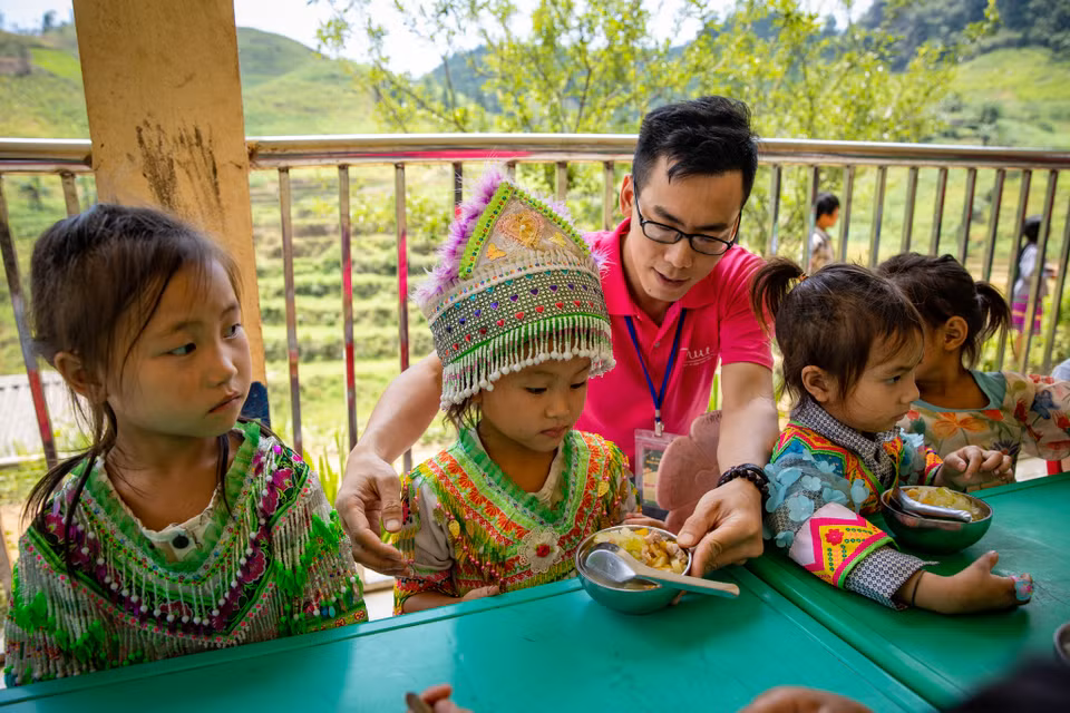 Đến với huyện biên giới xa xôi, các nhà bảo trợ đã có cơ hội gặp gỡ và thấy được những đổi thay tích cực của các em sau 1 năm học đến trường cùng với những bữa ăn thơm ngon, ấm nóng, đầy đủ dinh dưỡng do mình hỗ trợ. (Ảnh: PV/Vietnam+)