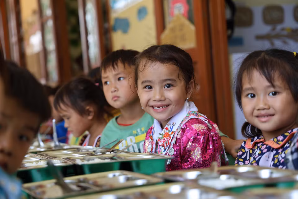 Những suất ăn bán trú ấm nóng và đầy đủ dinh dưỡng được cung cấp miễn phí liên tục trong 4 năm vừa qua từ dự án “Cùng em khôn lớn” đã mang lại những đổi thay tích cực cho hàng trăm học sinh tại các điểm trường xa xôi, làm vơi phần nào những khó khăn trong hành trình đi học con chữ của các em. (Ảnh: PV/Vietnam+)