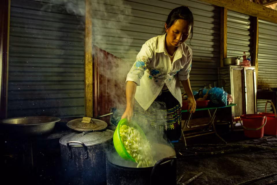 Khu bếp nhỏ nghi ngút khói với đồ ăn tươi ngon với bàn tay đầy tình yêu thương của “cô nuôi,” chị Dé bảo cảm thấy rất vui khi được đồng hành, ở bên con cả ngày và đó cũng là động lực để nấu những bữa ăn ngon nhất cho các con. (Ảnh: PV/Vietnam+)