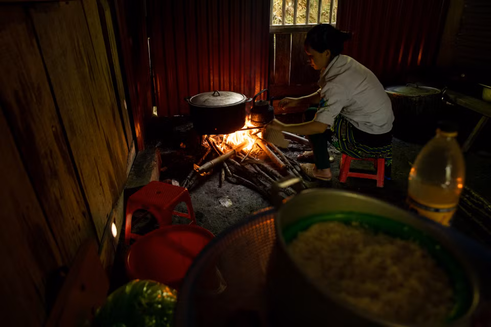 Trước khi dự án “Cùng em khôn lớn” về với 5 điểm trường tại huyện Bảo Lâm, Cao Bằng, học sinh tại đây chưa có bữa ăn bán trú. Do điều kiện bữa ăn chưa được đảm bảo dinh dưỡng, nên 100% học sinh mầm non tại đây gặp phải tình trạng thấp còi, nhẹ cân và tỉ lệ bỏ học buổi chiều của học sinh lên tới 80%. Ngay như đứa con đầu của chị Dé lên lớp kiếm con chữ cũng ‘bữa đực, bữa cái’ vì ăn chẳng đủ ấm bụng. (Ảnh: PV/Vietnam+)