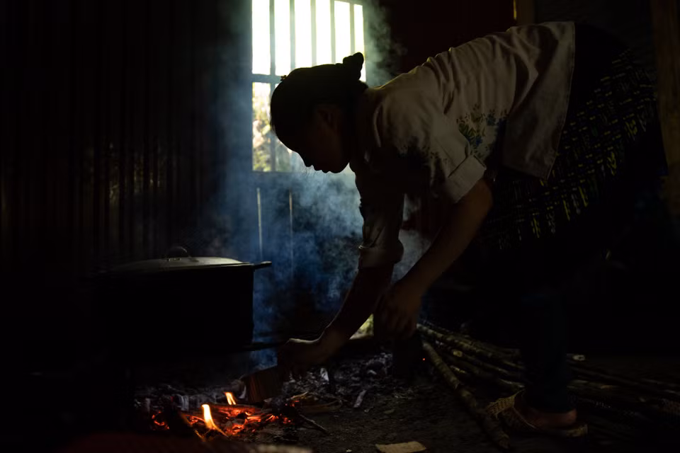 Chị Giàng Thị Dé phụ trách nấu ăn chính cho các con tại điểm trường Sáng Xoáy. Sau khi đưa con tới trường, chị bắt tay vào công việc chuẩn bị những suất ăn. (Ảnh: PV/Vietnam+)