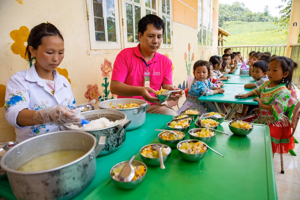Tại điểm trường, các tình nguyện viên trong chuyến đi “Mùa nắng Pác Miầu” thuộc hoạt động của dự án “Cùng em khôn lớn” cũng cùng tham gia hỗ trợ chuẩn bị bữa ăn bán trú cho các em học sinh. (Ảnh: PV/Vietnam+)