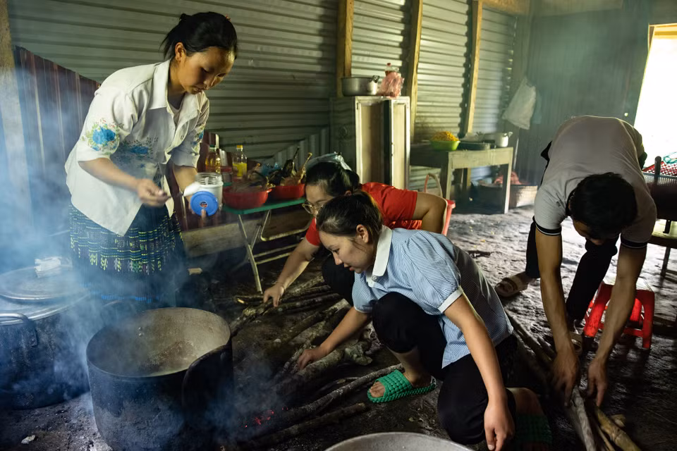 Ngày nào cũng vậy, những “cô nuôi” cùng các thầy cô trên điểm trường Sáng Xoáy (Bảo Lâm, Cao Bằng) tất bật củi lửa nấu bữa ăn bán trú cho các học sinh mầm non. (Ảnh: PV/Vietnam+)