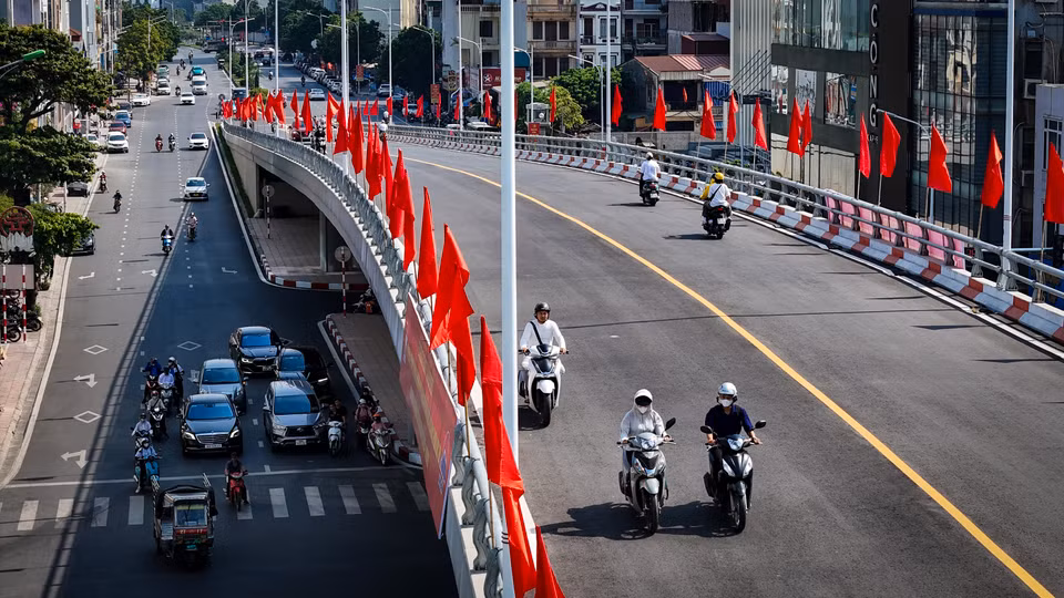 Công trình đóng vai trò rất quan trọng trong hoàn chỉnh mạng lưới đường giao thông, hệ thống hạ tầng đô thị của quận Long Biên và thành phố, qua đó góp phần thúc đẩy phát triển kinh tế - xã hội, làm thay đổi bộ mặt đô thị, môi trường sống cho nhân dân. (Ảnh: Hoài Nam/Vietnam+)