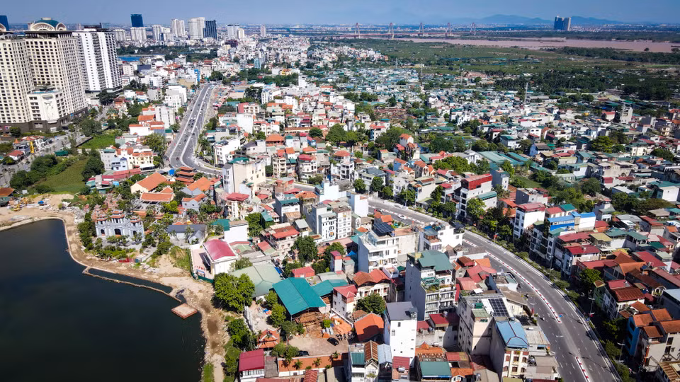 Dự án mở rộng đường Âu Cơ - Nghi Tàm từ khách sạn Thắng Lợi đến cầu Nhật Tân (quận Tây Hồ, Hà Nội) có chiều dài 3,4km, được đầu tư khoảng 544 tỉ đồng. (Ảnh: Hoài Nam/Vietnam+)