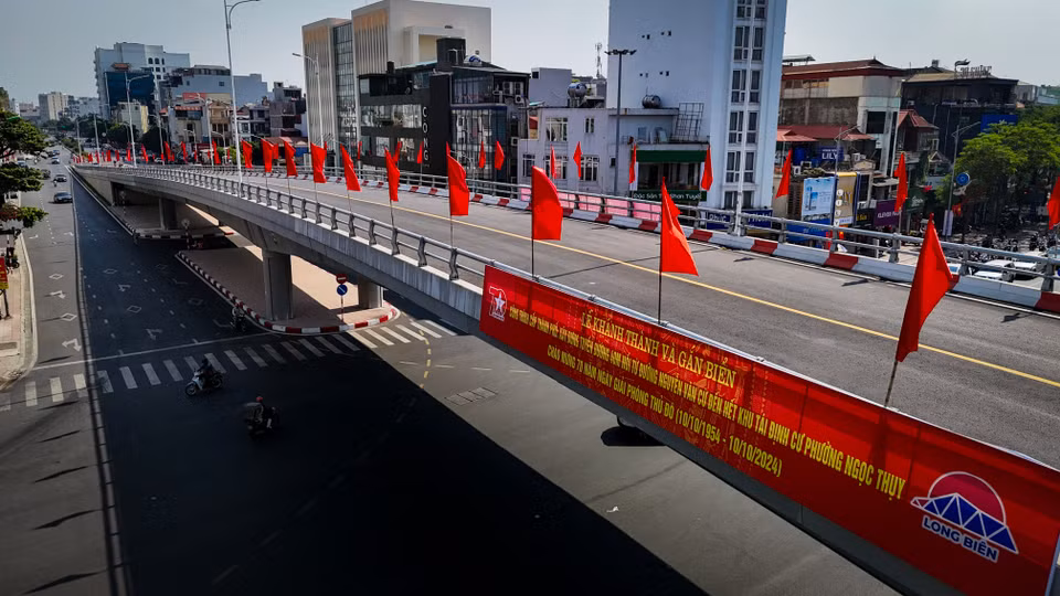 Trước đó, dự án triển khai thi công từ năm 2018, dự kiến hoàn thành sau 2 năm, tuy nhiên do gặp vướng mắc trong công tác giải phóng mặt bằng, cùng đó là dịch Covid-19 kéo dài khiến dự án bị đình trệ. (Ảnh: Hoài Nam/Vietnam+)
