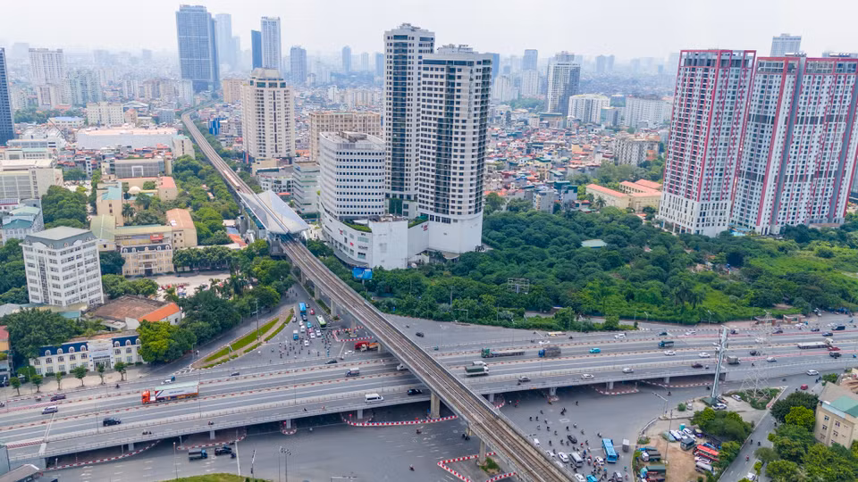 Công trình “Đoạn trên cao, Nhổn - Cầu Giấy” thuộc dự án xây dựng tuyến đường sắt đô thị thí điểm thành phố Hà Nội, đoạn Nhổn - ga Hà Nội là công trình chào mừng kỷ niệm 70 năm Ngày giải phóng Thủ đô (10/10/1954-10/10/2024). (Ảnh: Hoài Nam/Vietnam+)