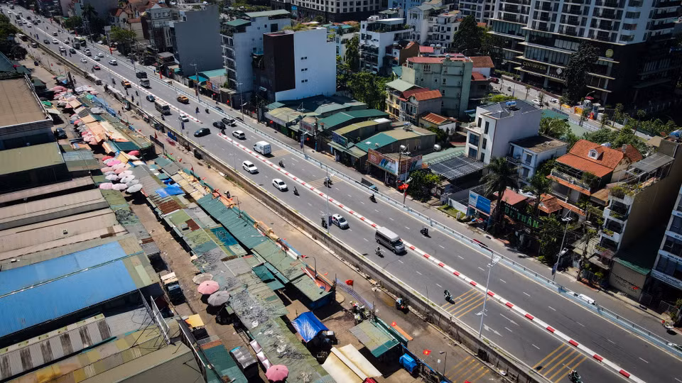 Tuyến đường được mở rộng mặt cắt ngang lên thành 26,5 - 31m, trong đó mặt đường chính có 4-6 làn xe. Đường dân sinh phía trong đê rộng 5m. (Ảnh: Hoài Nam/Vietnam+)