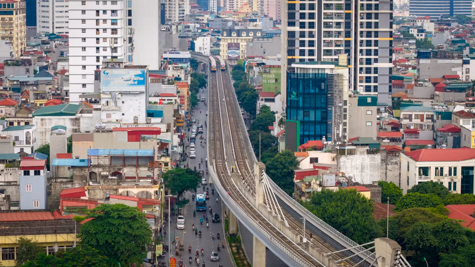 Điểm đầu của Tuyến tại ga Nhổn, chạy dọc Quốc lộ 32, qua Cầu Diễn, theo đường Hồ Tùng Mậu vượt qua đường vành đai 3, Xuân Thuỷ, Cầu Giấy đến trước công viên Thủ Lệ. (Ảnh: Hoài Nam/Vietnam+)