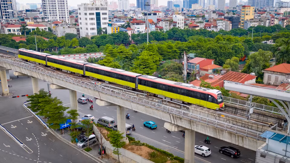 Đồng thời, tuyến đường sắt trên cao có kết nối với nhiều điểm xe buýt phục vụ nhu cầu đi lại của người dân. (Ảnh: Hoài Nam/Vietnam+)