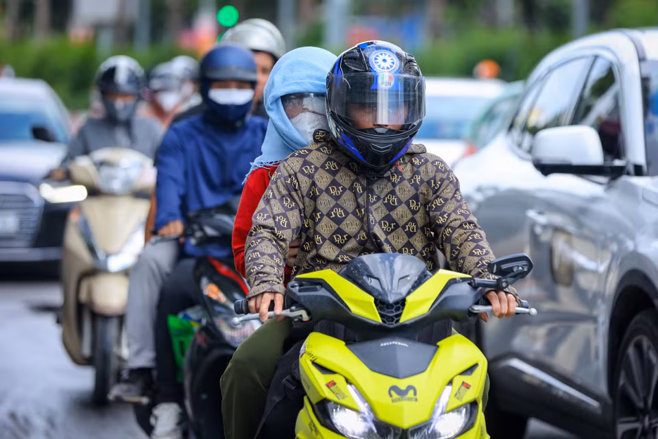 Vào những ngày nắng nóng, những vật dụng như áo chống nắng, khẩu trang, găng tay,… luôn là vật bất ly thân của người đi đường. (Ảnh: Tuấn Hùng/Vietnam+)