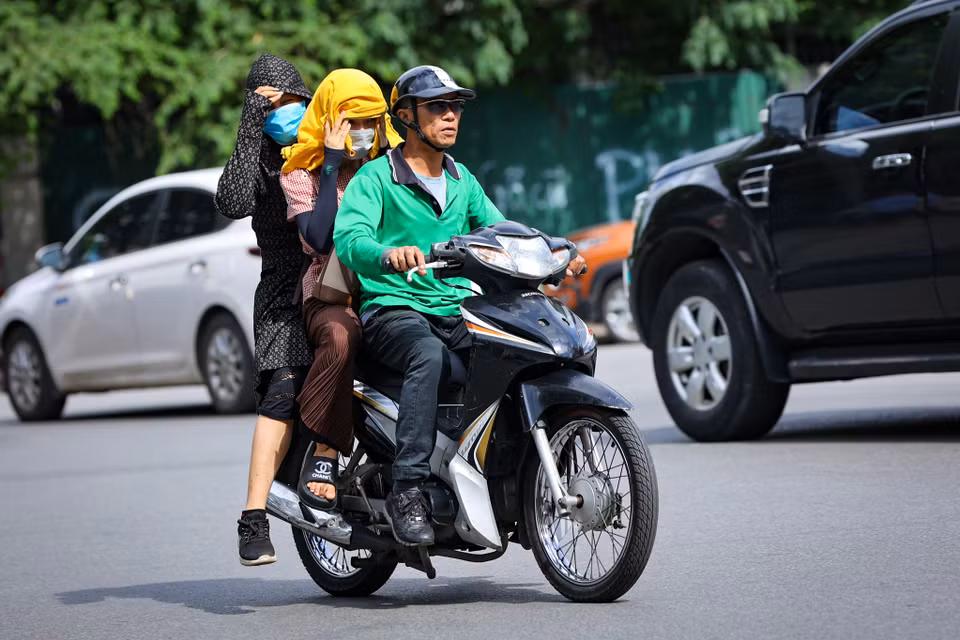 Tại Hà Nội, ban ngày trời nắng nóng và nắng nóng gay gắt. Nhiệt độ thấp nhất từ 28-30 độ, nhiệt độ cao nhất từ 36-38 độ, có nơi trên 38 độ. (Ảnh: Tuấn Hùng/Vietnam+)