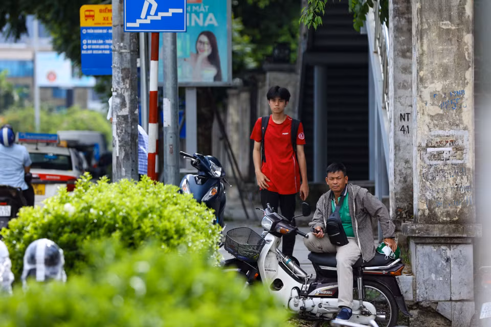 Người dân trú nắng ở những nơi có tán cây to, gầm cầu vượt để bớt đi phần nào sự ngột ngạt khi phải di chuyển quá nhiều trên đường. (Ảnh: Tuấn Hùng/Vietnam+)