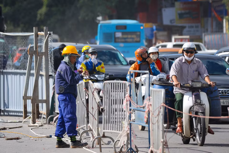 Trên công trường dự án hầm chui Kim Đồng, công nhân đội nắng tất bật với công việc của mình. (Ảnh: Tuấn Hùng/Vietnam+)