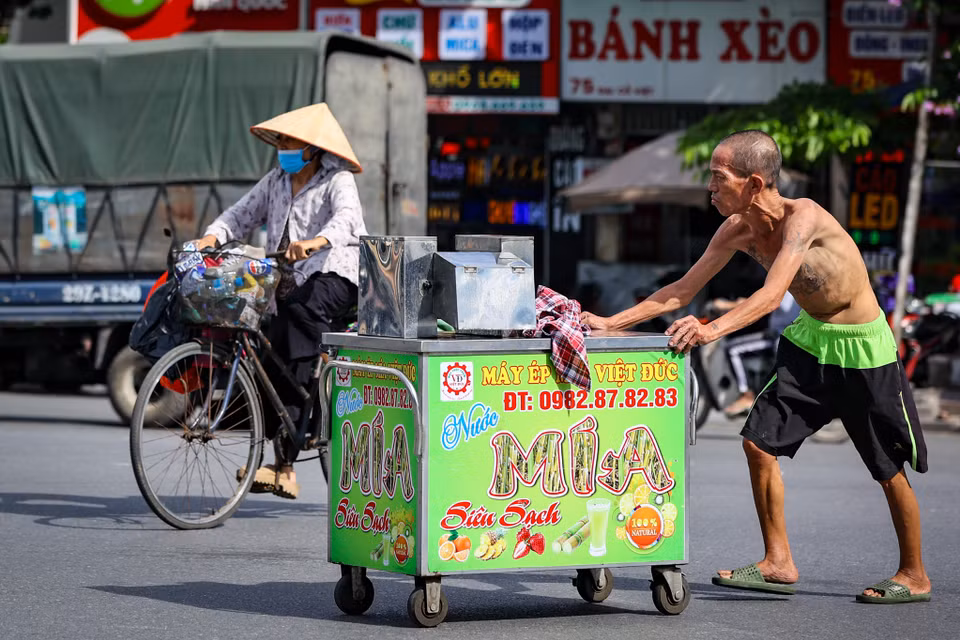 Theo ghi nhận của phóng viên Báo Điện tử VietnamPlus, nhiều người dân vẫn phải chật vật mưu sinh ngoài đường dưới thời tiết nắng nóng gay gắt. (Ảnh: Tuấn Hùng/Vietnam+)