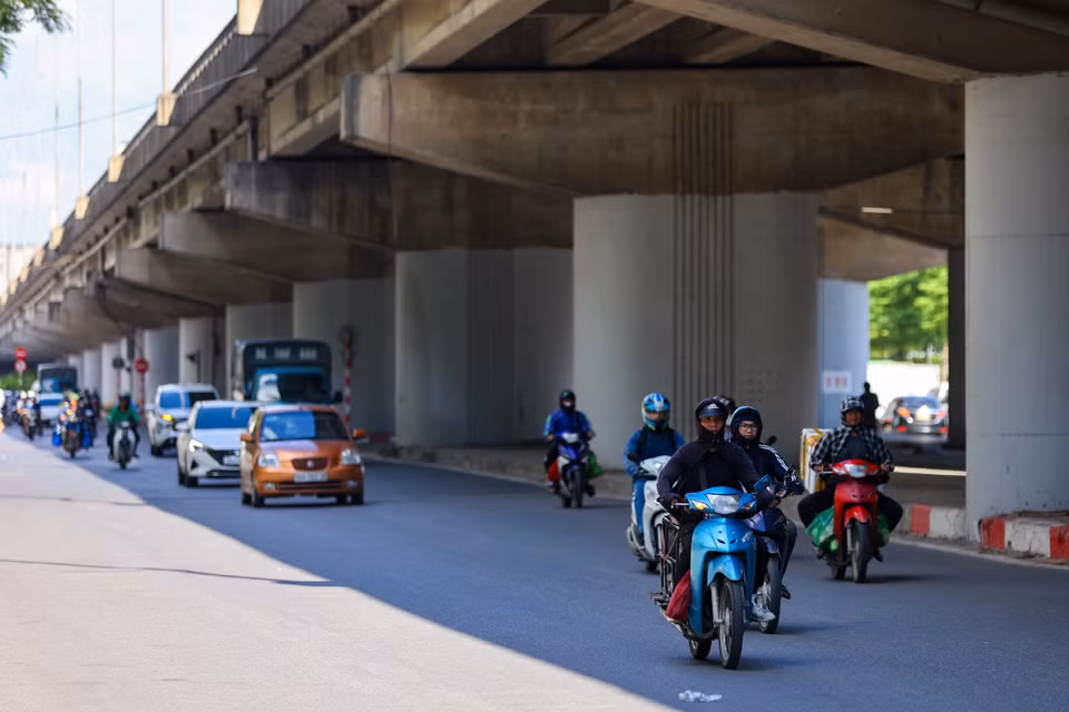Người dân thường di chuyển ở khu vực dưới gầm cầu vượt và gầm đường trên cao để tránh nắng. (Ảnh: Tuấn Hùng/Vietnam+)